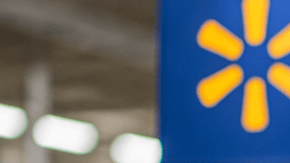 Empleado de Walmart en una tienda de Estados Unidos durante su jornada laboral