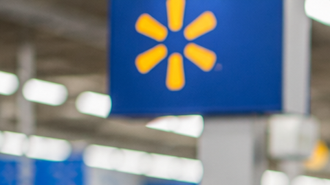 Empleado de Walmart en una tienda de Estados Unidos durante su jornada laboral