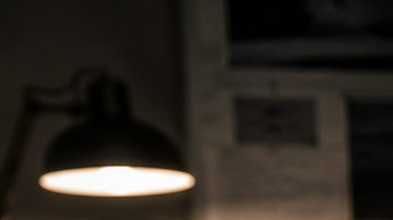 Archivo gubernamental abierto sobre una mesa, fotografías borrosas de luces en el cielo, ambiente de investigación
