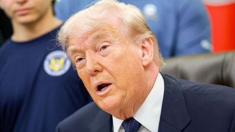 Trump suspende la misión de EE.UU. para asegurar el paso de buques por el estrecho de Ormuz tras lograr "grandes avances" hacia un acuerdo con Irán