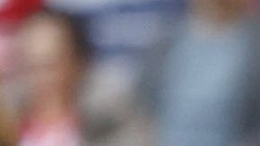 MADRID, 09/05/2026.- El portero rumano del Celta Ionut Radu atrapa un balón ante Ademola Lookman (detrás, d), del Atlético de Madrid durante el partido de LaLiga entre el Atlético de Madrid y el Celta, este sábado en el estadio Metropolitano. EFE/ Sergio Pérez