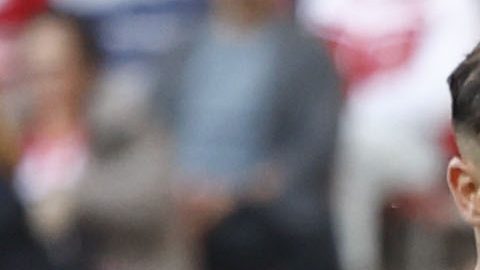 MADRID, 09/05/2026.- El portero rumano del Celta Ionut Radu atrapa un balón ante Ademola Lookman (detrás, d), del Atlético de Madrid durante el partido de LaLiga entre el Atlético de Madrid y el Celta, este sábado en el estadio Metropolitano. EFE/ Sergio Pérez
