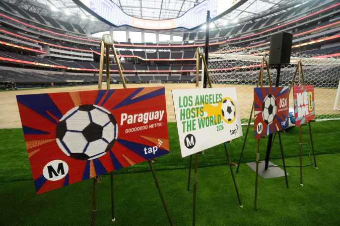 Carteles de Metro y tarjetas TAP del Mundial 2026 en el campo de SoFi Stadium