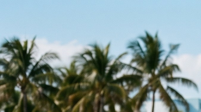 Mujeres caminando y tomando sol en playas de Texas