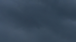 Tormenta intensa con vientos fuertes y oleaje sobre una zona costera residencial en Estados Unidos