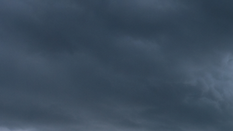 Tormenta intensa con vientos fuertes y oleaje sobre una zona costera residencial en Estados Unidos