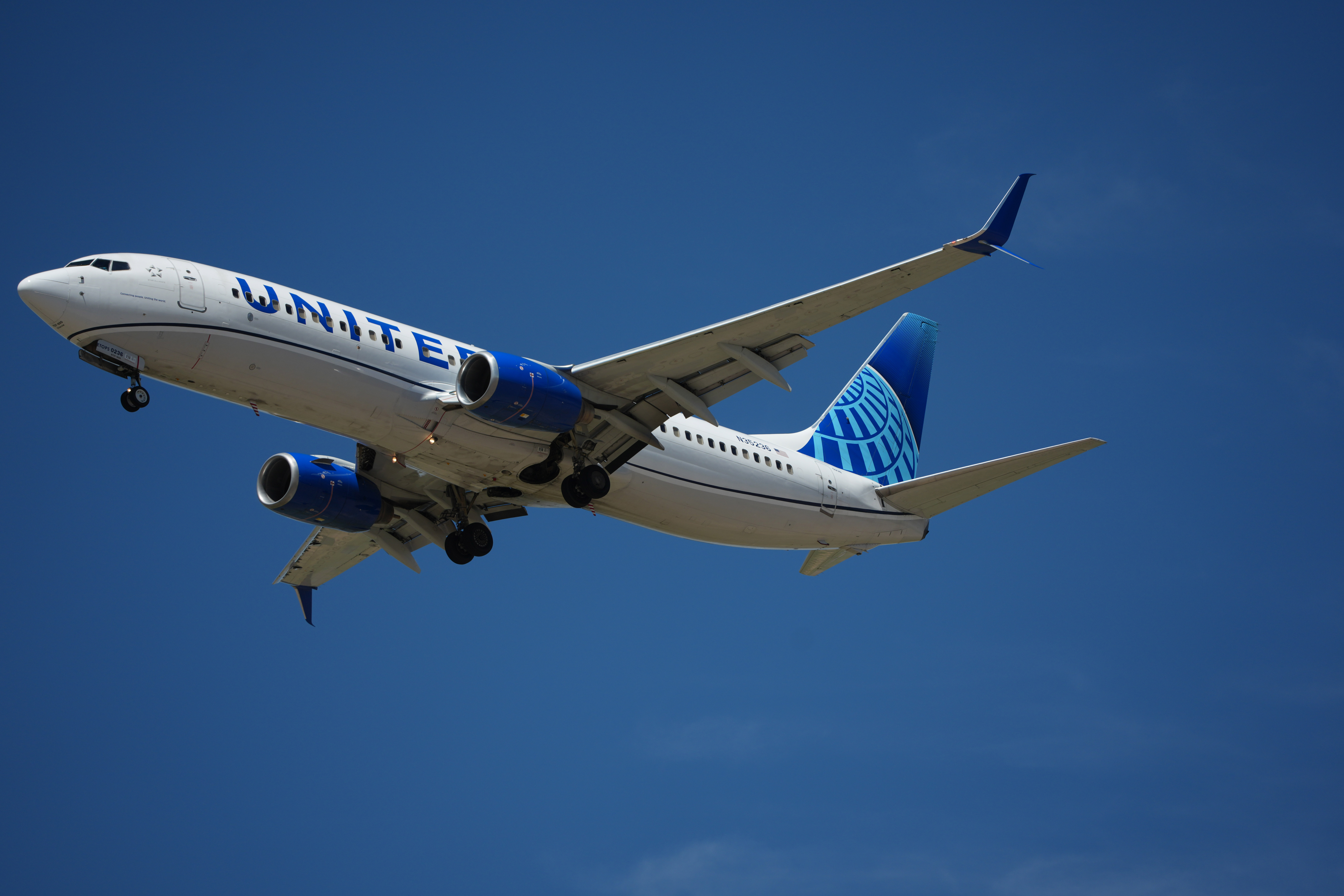 Vuelo de United a España regresa de emergencia a Newark por dispositivo Bluetooth llamado&hellip;