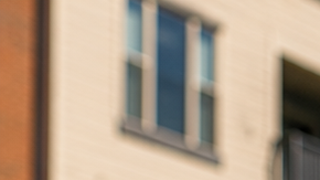 Llaves de una vivienda frente a un complejo de apartamentos en Houston, imagen relacionada con la reapertura de listas de espera de vivienda pública.