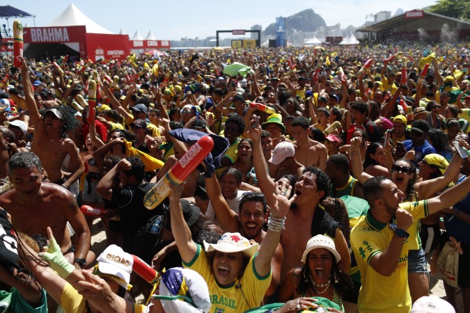 Aficionados ven un partido del Mundial en una pantalla gigante al aire libre