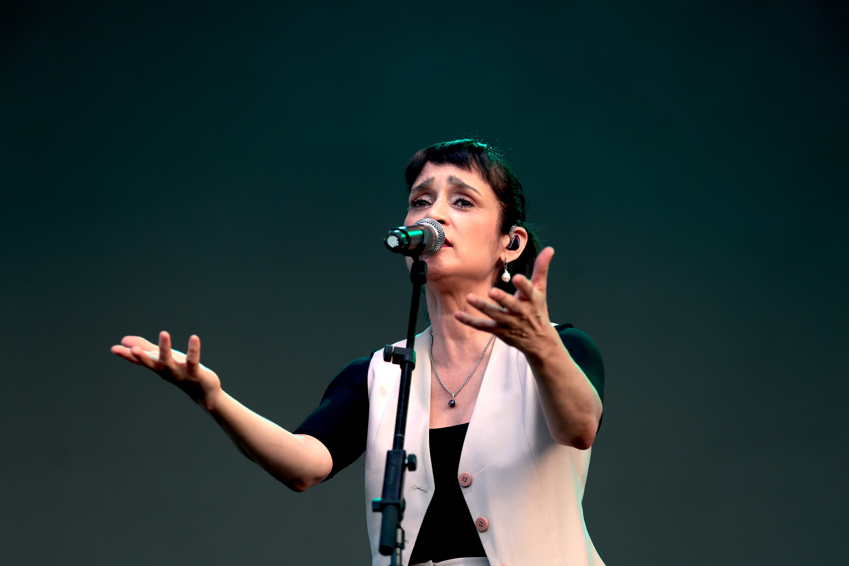 Julieta Venegas enfrenta críticas por su tema "La Niña Futbolista" de cara al Mundial 2026