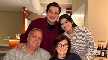 Marianella Cremi, detrás a la derecha, junto con su hermano Juan Diego, a la izquierda, y los padres de ambos en una reunión familiar.