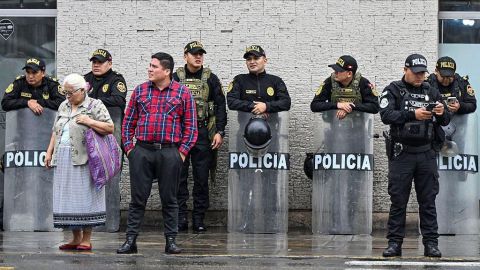 "Si tuviera dinero, me iría del país": cómo la inseguridad y la inestabilidad política son los factores que más motivan a los votantes en las elecciones en Perú