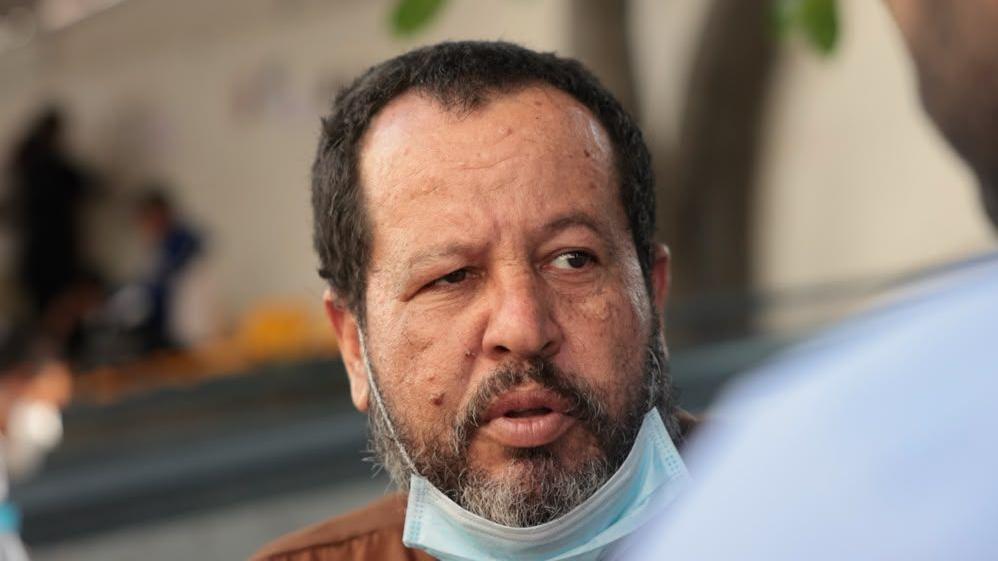El padre que espera en un hospital de La Guaira, Venezuela, a que aparezca su hijo de 10 años desaparecido
