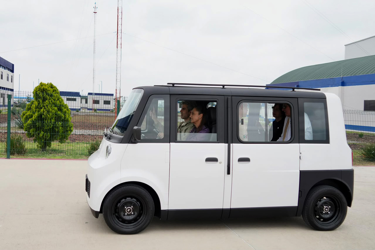 Sheinbaum conduce "Olinia", el primer vehículo eléctrico mexicano que costará $8,600 dólares