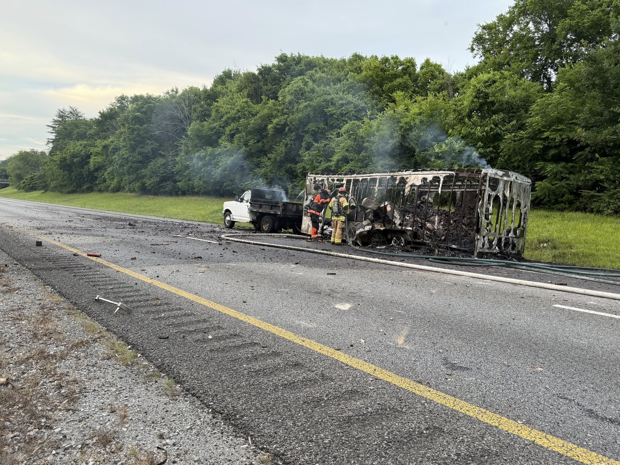 Camión cargado de fuegos artificiales explota en una autopista de Tennessee y provoca el cierre de la vía