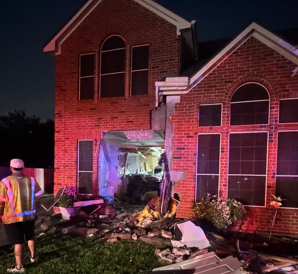 Mujer muere en su casa tras impacto de un Tesla que presuntamente circulaba en modo automático en Texas
