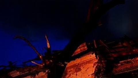 Un miembro del equipo de rescate apaga el incendio de un edificio residencial destruido tras un ataque ruso en la región de Dnipropetrovsk.