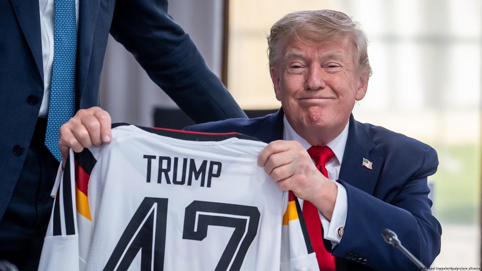Canciller de Alemania, Friedrich Merz, regala a Trump una camiseta de la selección alemana con su apellido y el 47 en la espalda