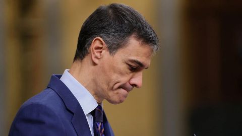 Por qué Pedro Sánchez está en uno de sus peores momentos desde que es presidente del gobierno de España (y el contraste con los elogios que recibe fuera)