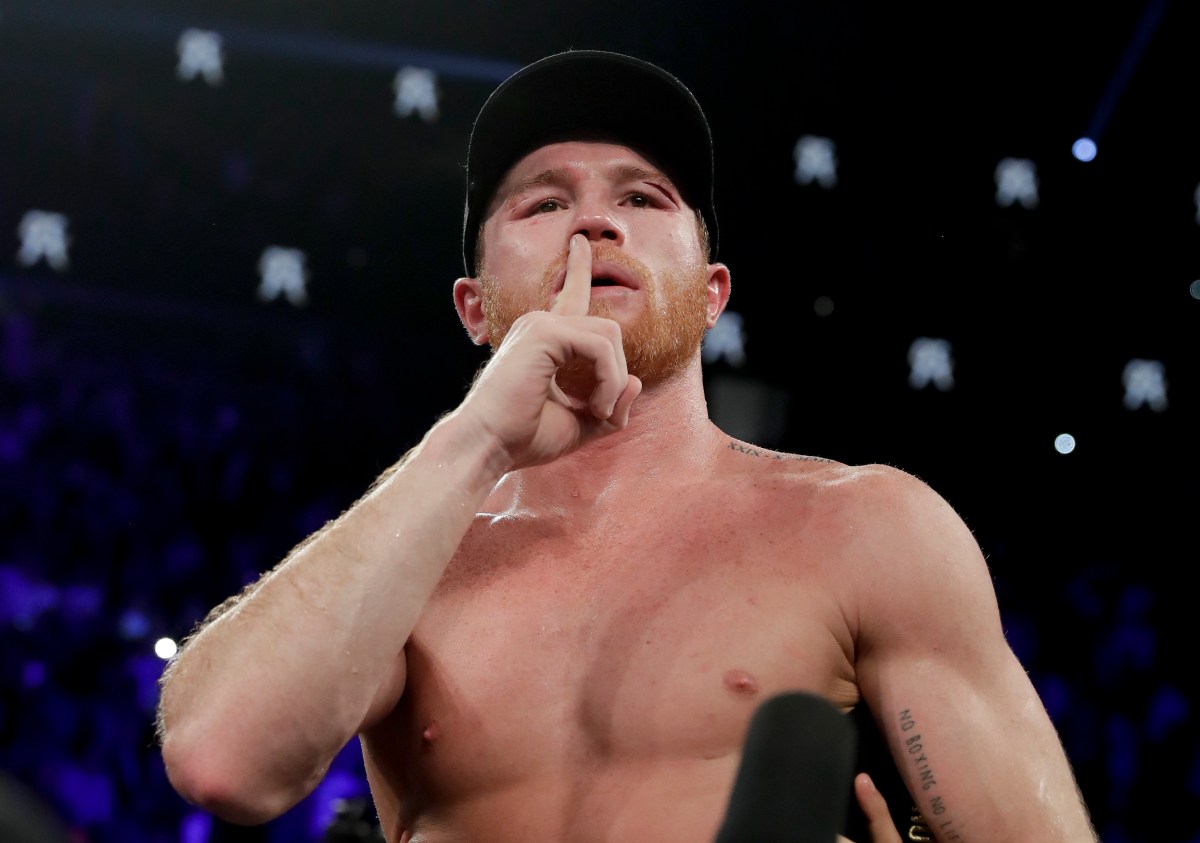 Canelo Álvarez pone rumbo a España para campamento de entrenamiento junto a Usyk
