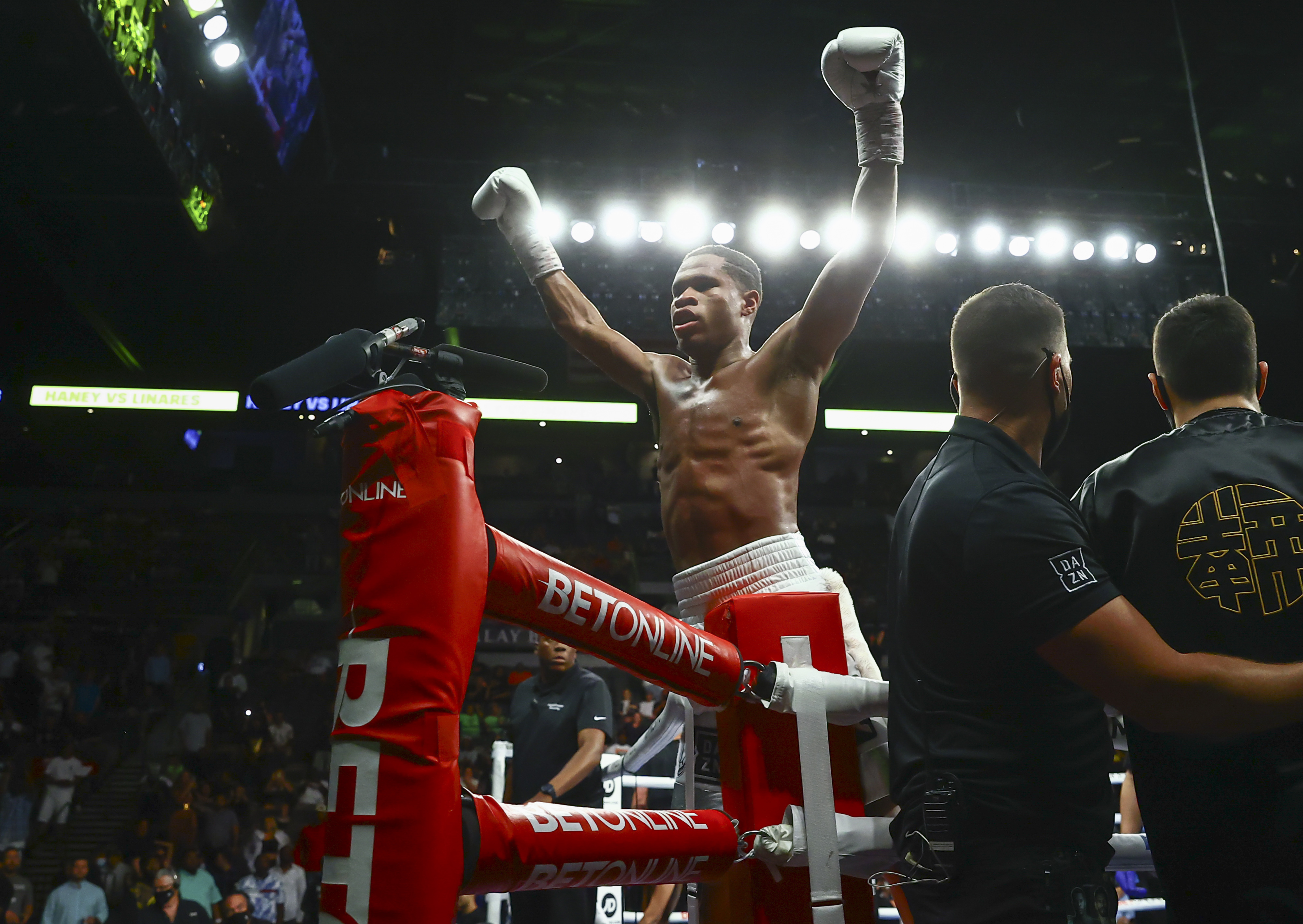 Devin Haney llama cobarde a Shakur Stevenson por no aceptar la pelea