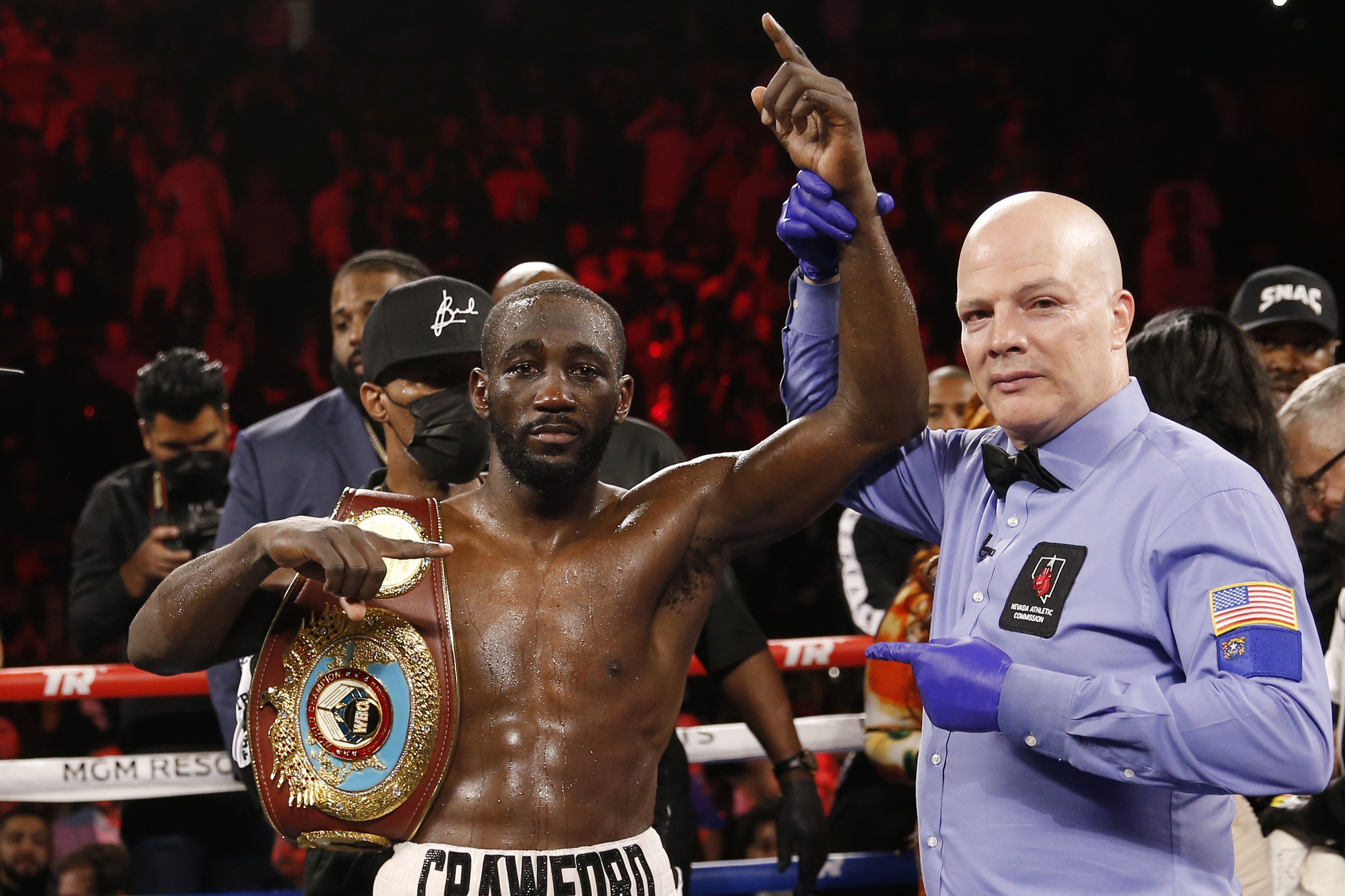 Terence Crawford se burla de Ilia Topuria tras ser vapuleado en UFC
