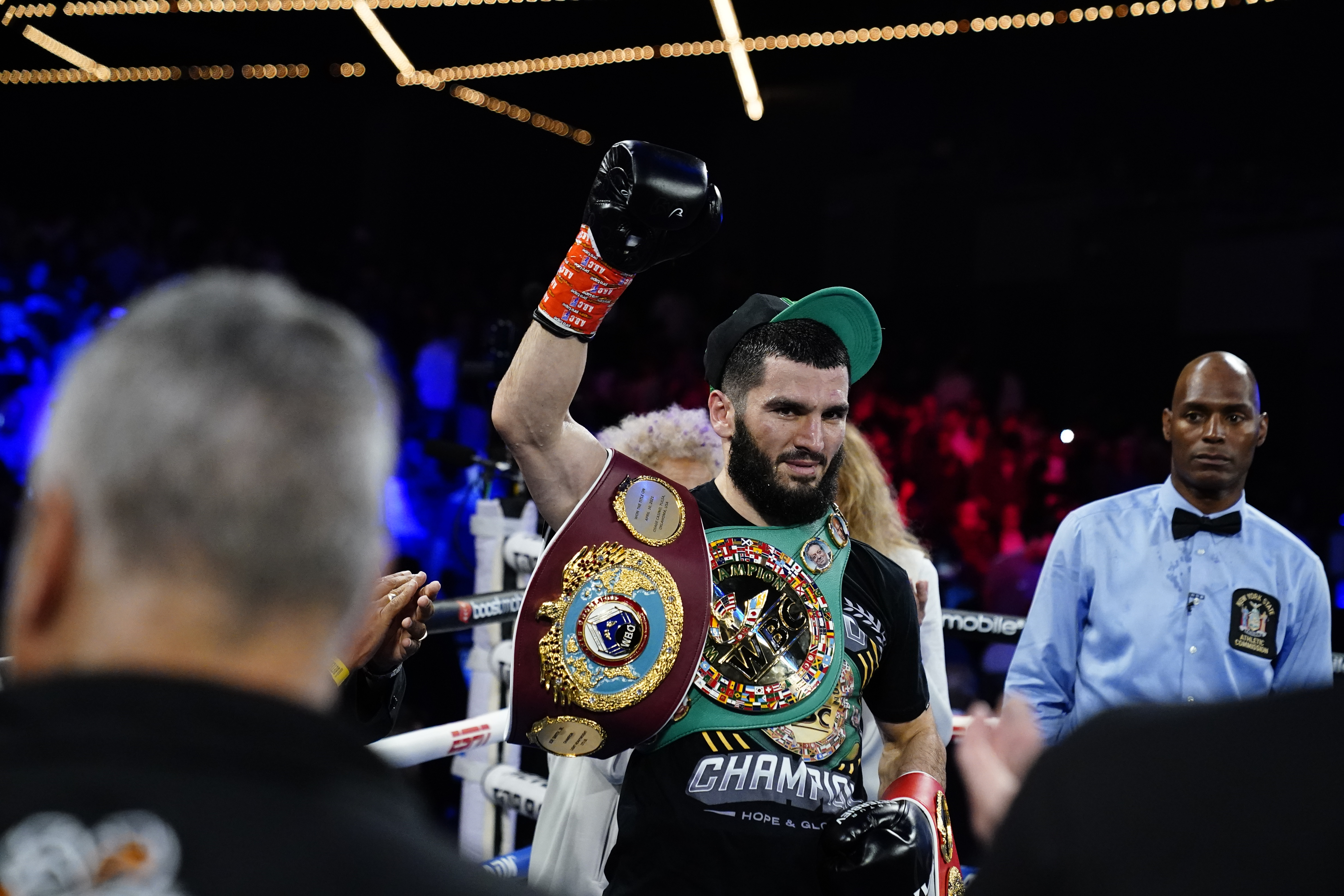 Artur Beterbiev arremete contra David Benavídez y cuestiona algunos de sus triunfos