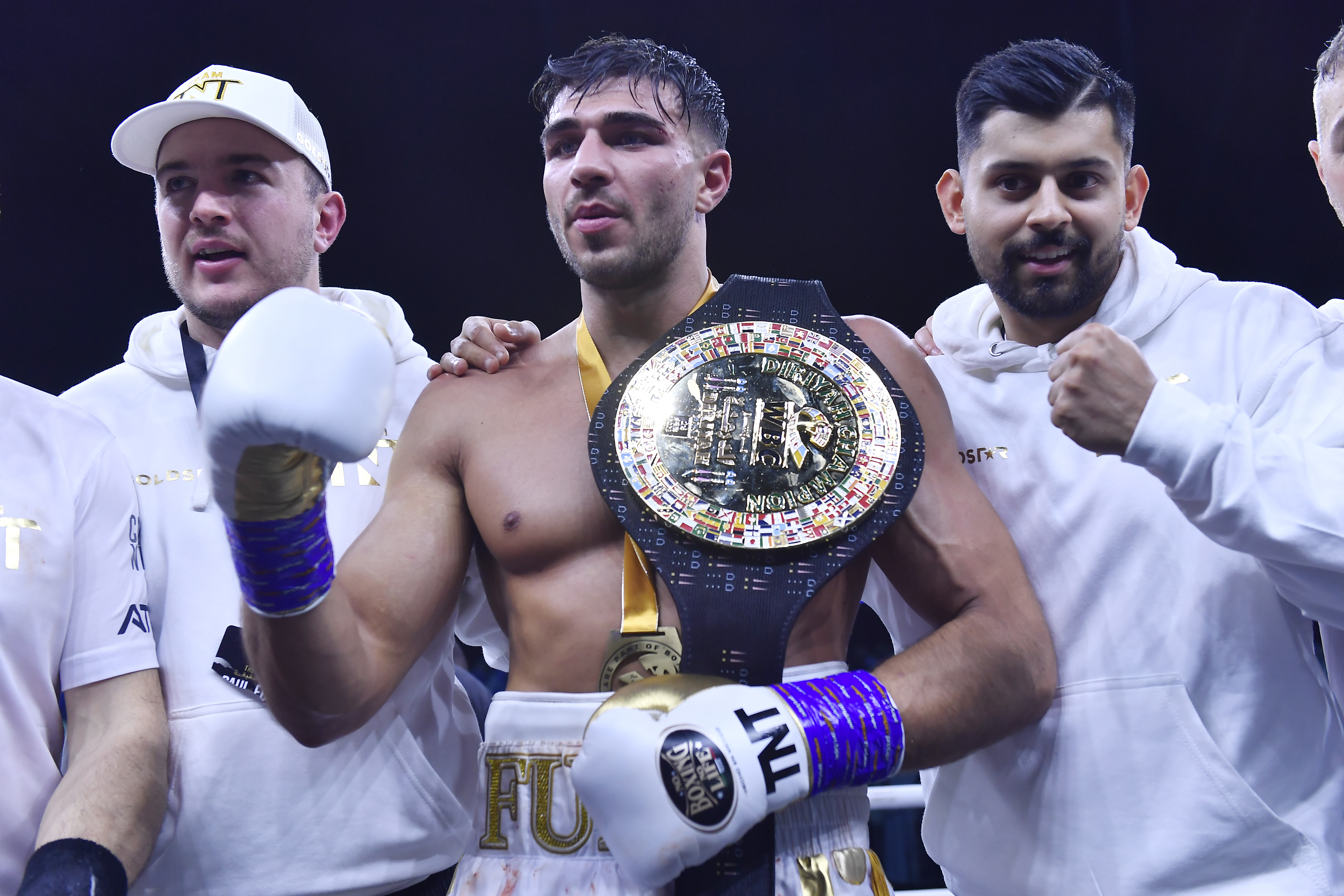 Tommy Fury sacó la casta para imponerse en pintoresca velada