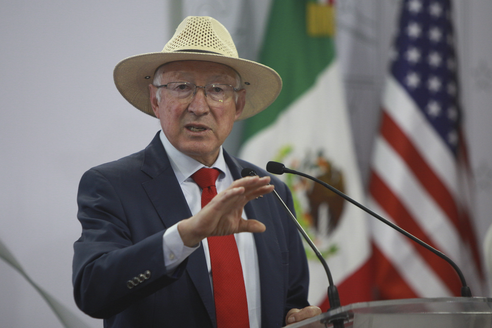 El embajador del sombrero y el susurro del poder
