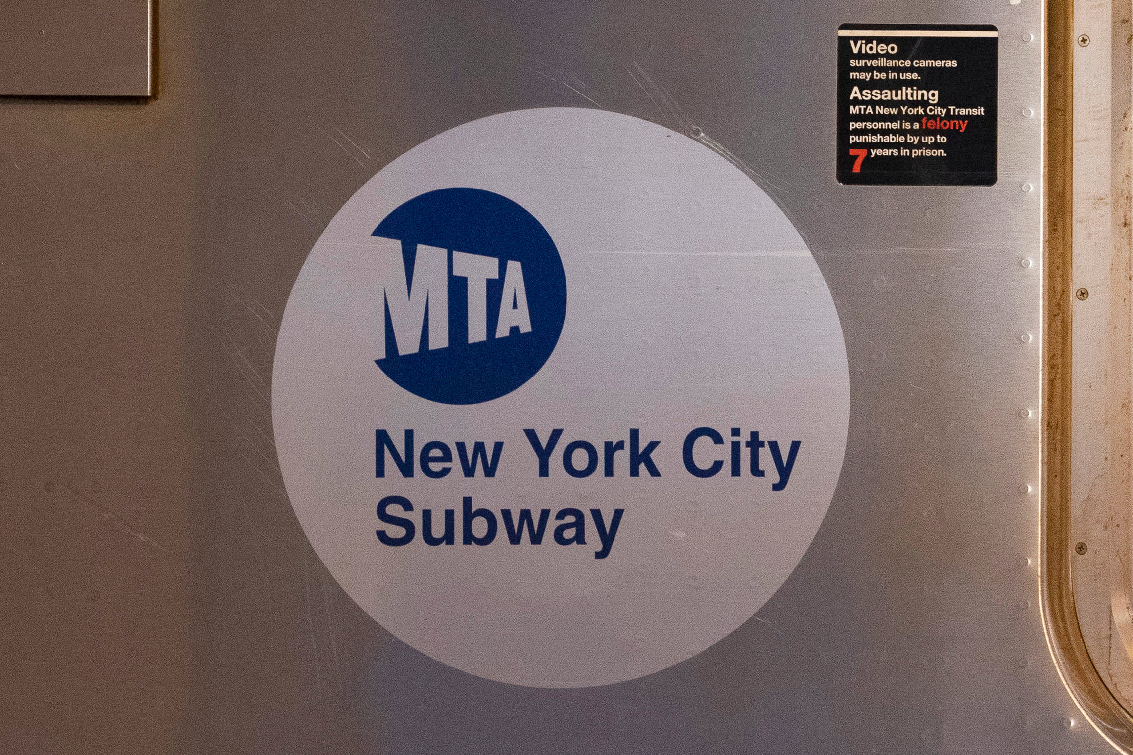 Hombre muere baleado en un autobús de Nueva York tras pedir a un adolescente que bajara la voz