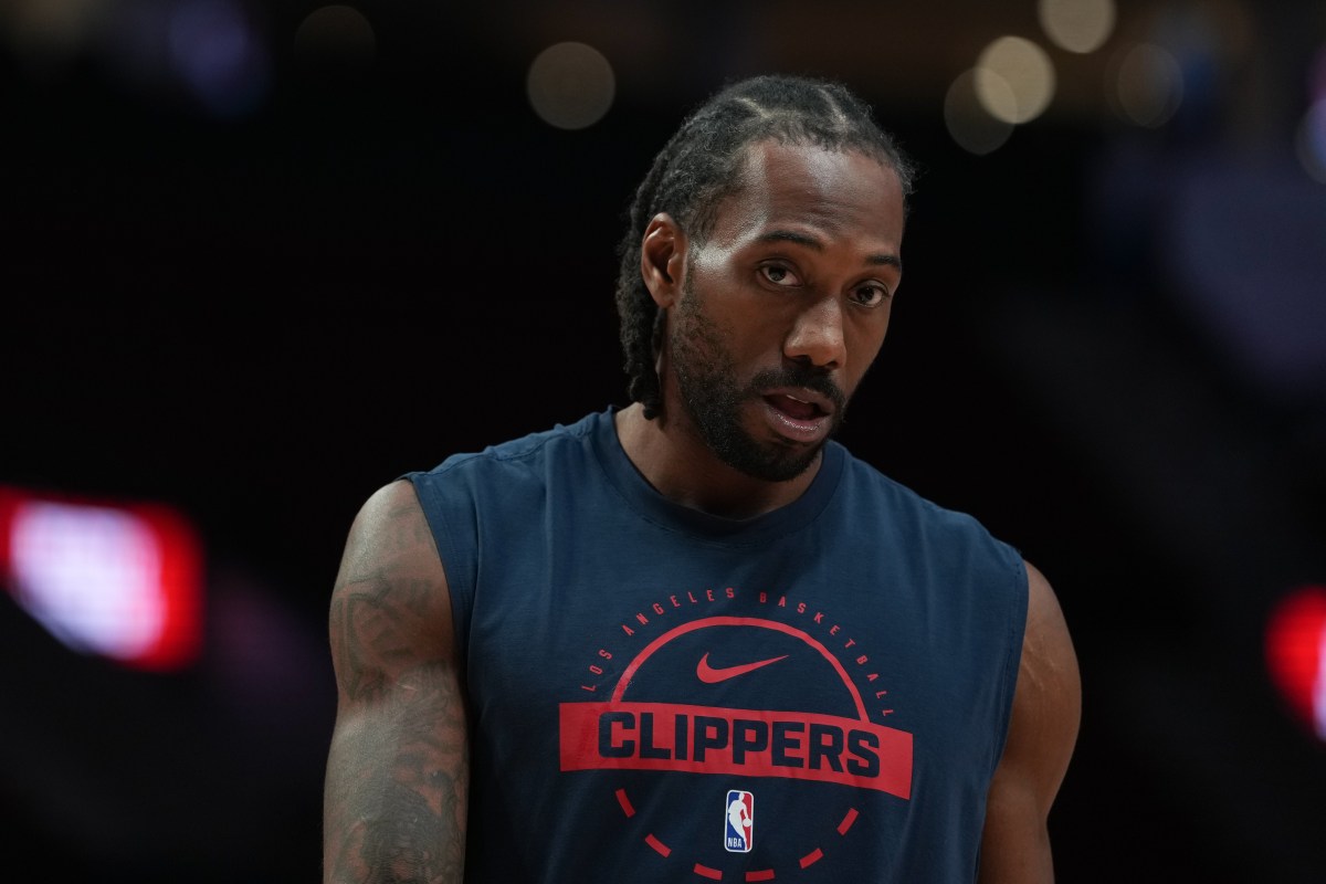 Photo: laopinion.com Los Angeles Clippers forward Kawhi Leonard warms up before an NBA basketball game Friday, April 10, 2026, in Portland, Ore