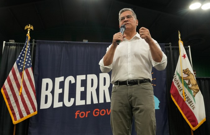 Xavier Becerra, aquí en una reunión pública en Sacramento, dice que extender la atención médica para todos y decretar un estado de emergencia en vivienda serían sus primeras decisiones como gobernador.