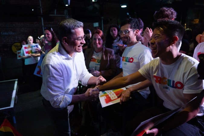 El candidato demócrata a la gubernatura de California, Xavier Becerra, saluda a simpatizantes en un evento de campaña el 28 de mayo en West Hollywood.