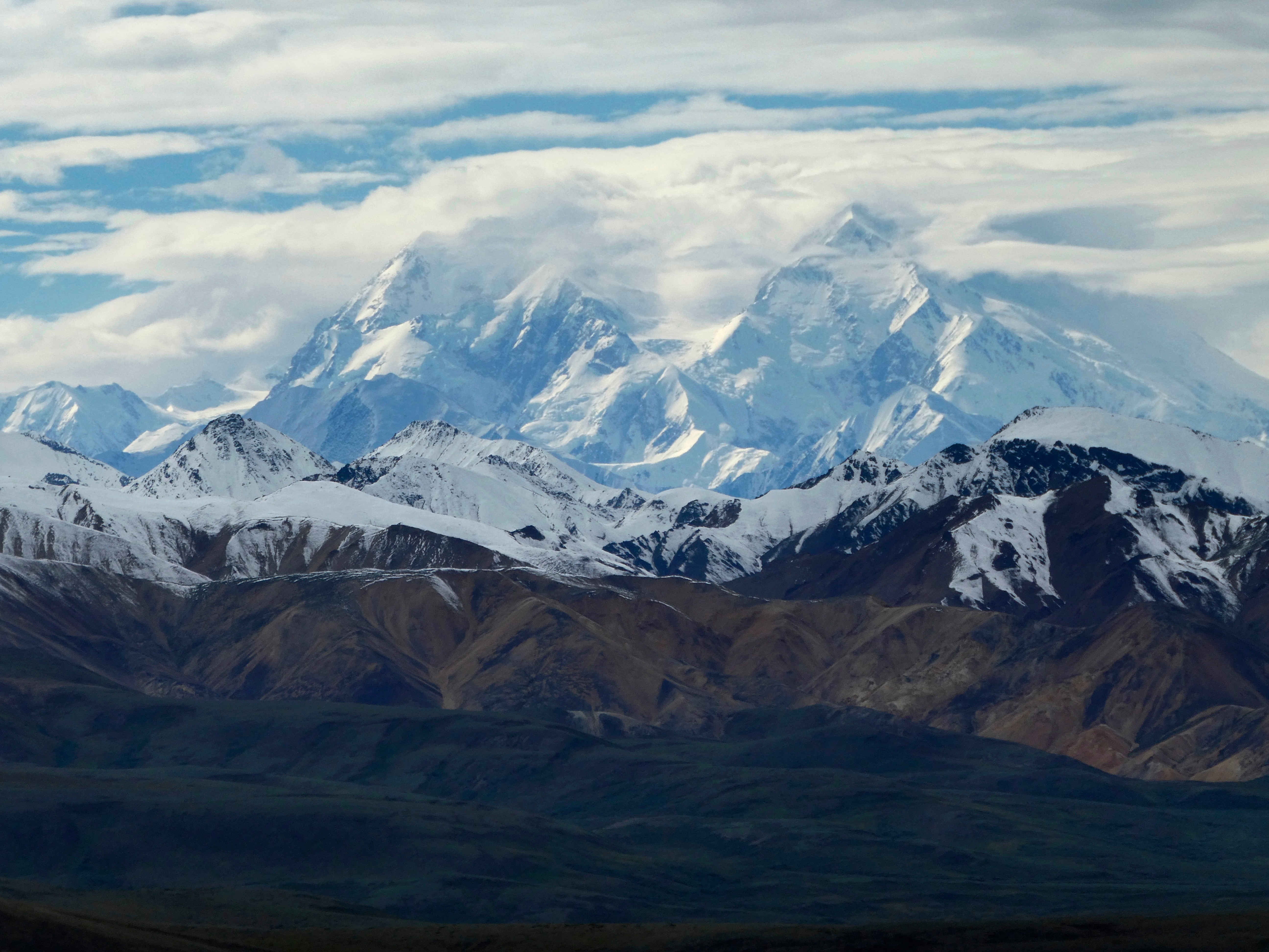 Guardaparques del Parque Nacional Denali muere tras caer en una grieta durante una patrulla de montañismo