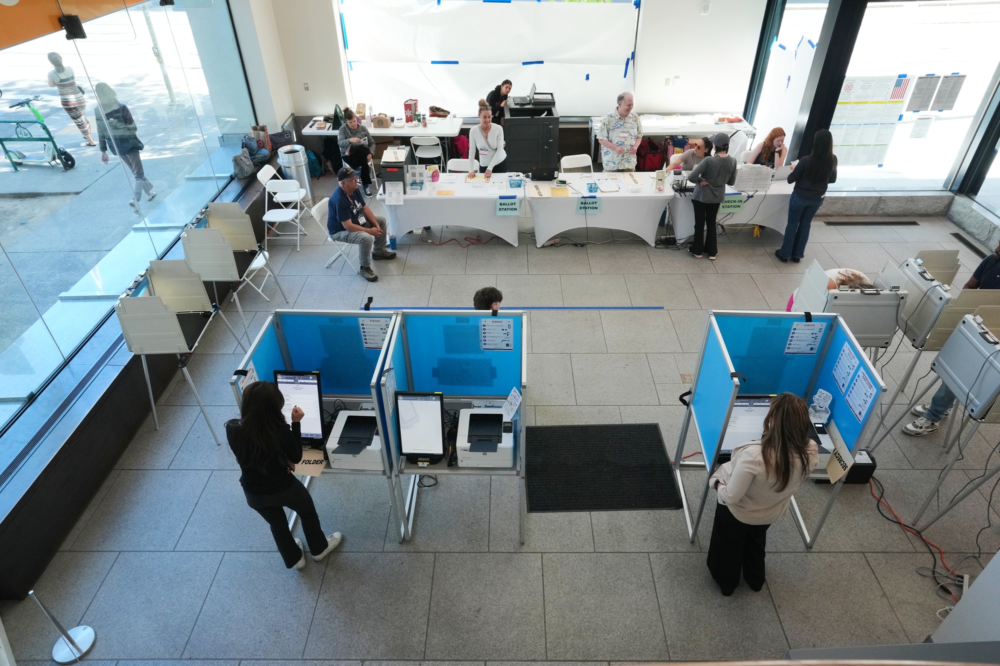 Votantes latinos pierden confianza en el sistema electoral de Estados Unidos, revela informe