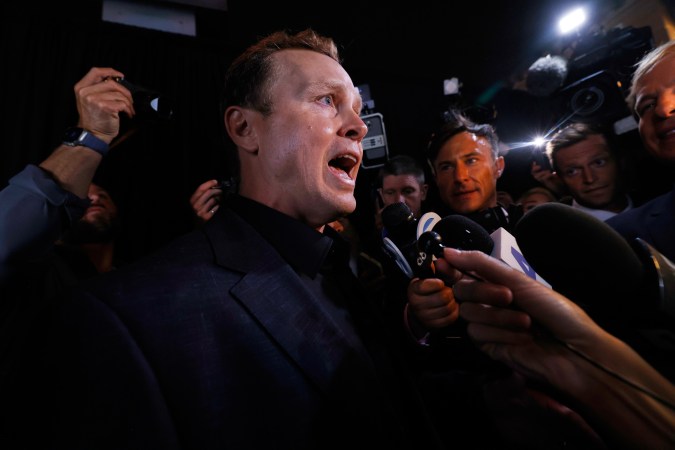 Spencer Pratt, aquí visto en su evento del 2 de junio, tuvo una buena jornada electoral y se situó cerca de Karen Bass en la carrera por la alcaldía angelina.
