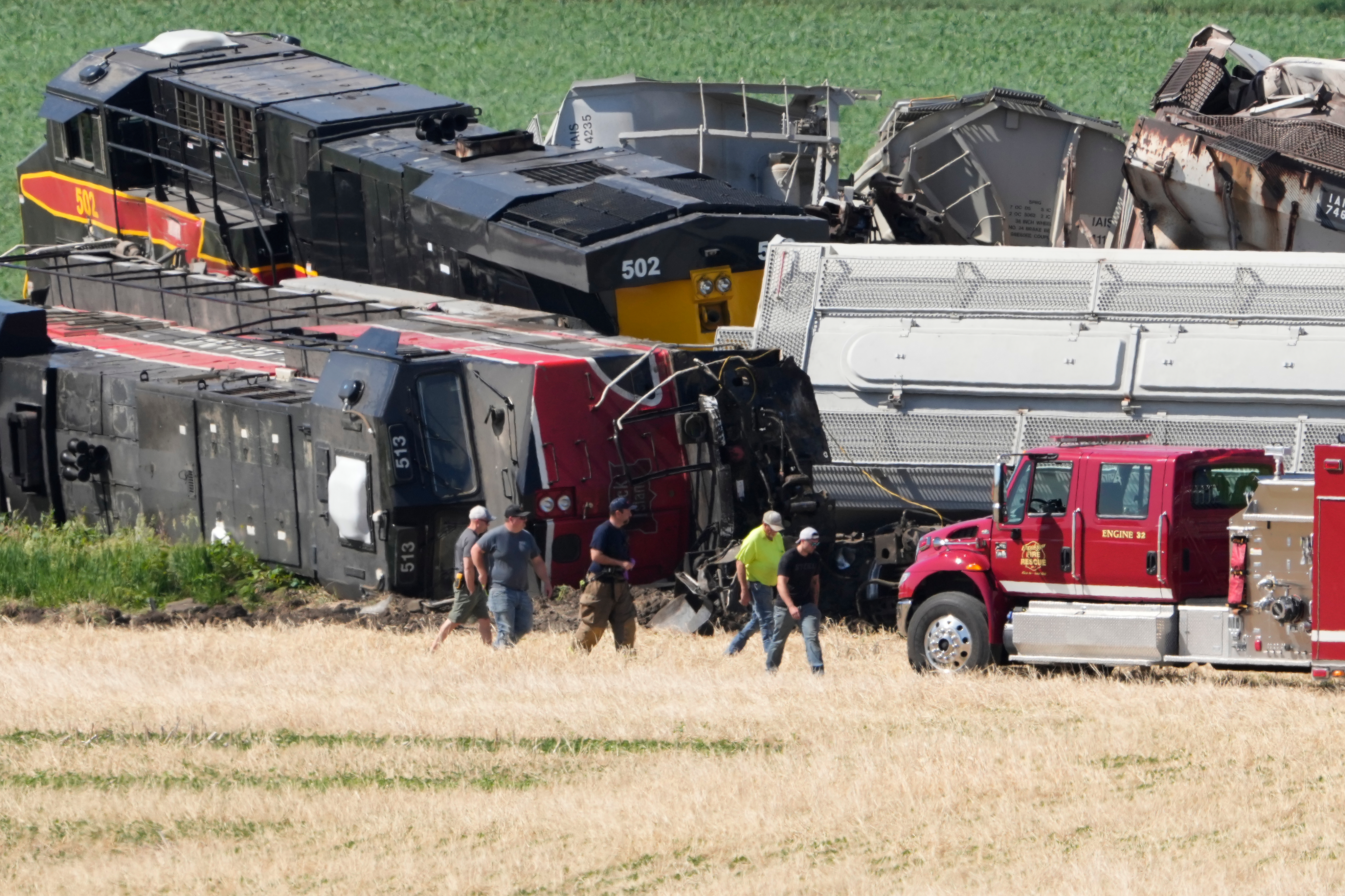 Tren de carga impacta camión en Iowa: un muerto y un herido tras descarrilamiento masivo