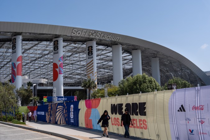 SoFi Stadium está listo para abrir sus puertas al Mundial de fútbol, pero aún no hay acuerdo con sus trabajadores.