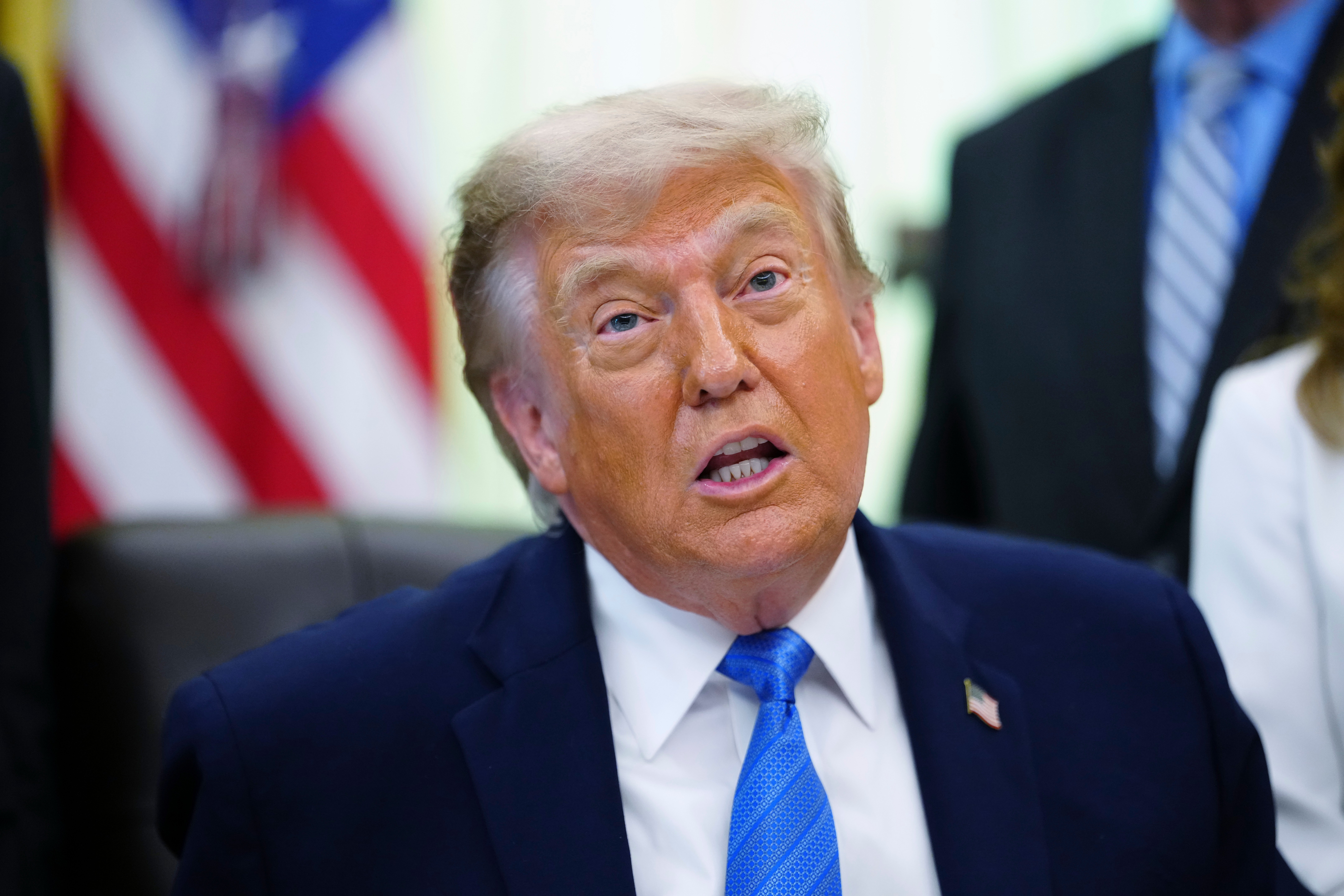 Trump asegura que barcos cargados de petróleo están empezando a salir del estrecho Ormuz tras el acuerdo con Irán
