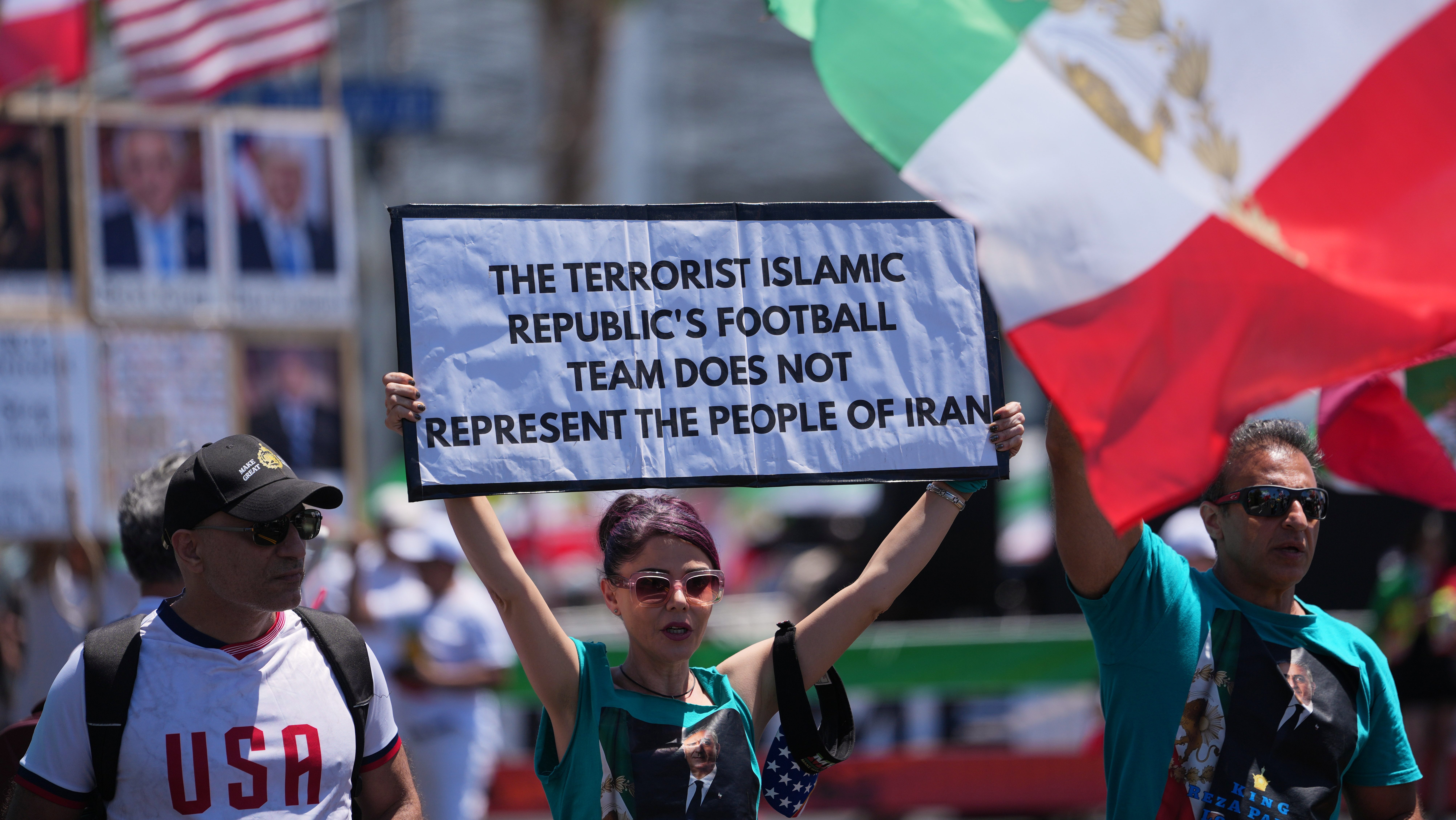 Iraníes defienden su bandera en protesta afuera de SoFi Stadium