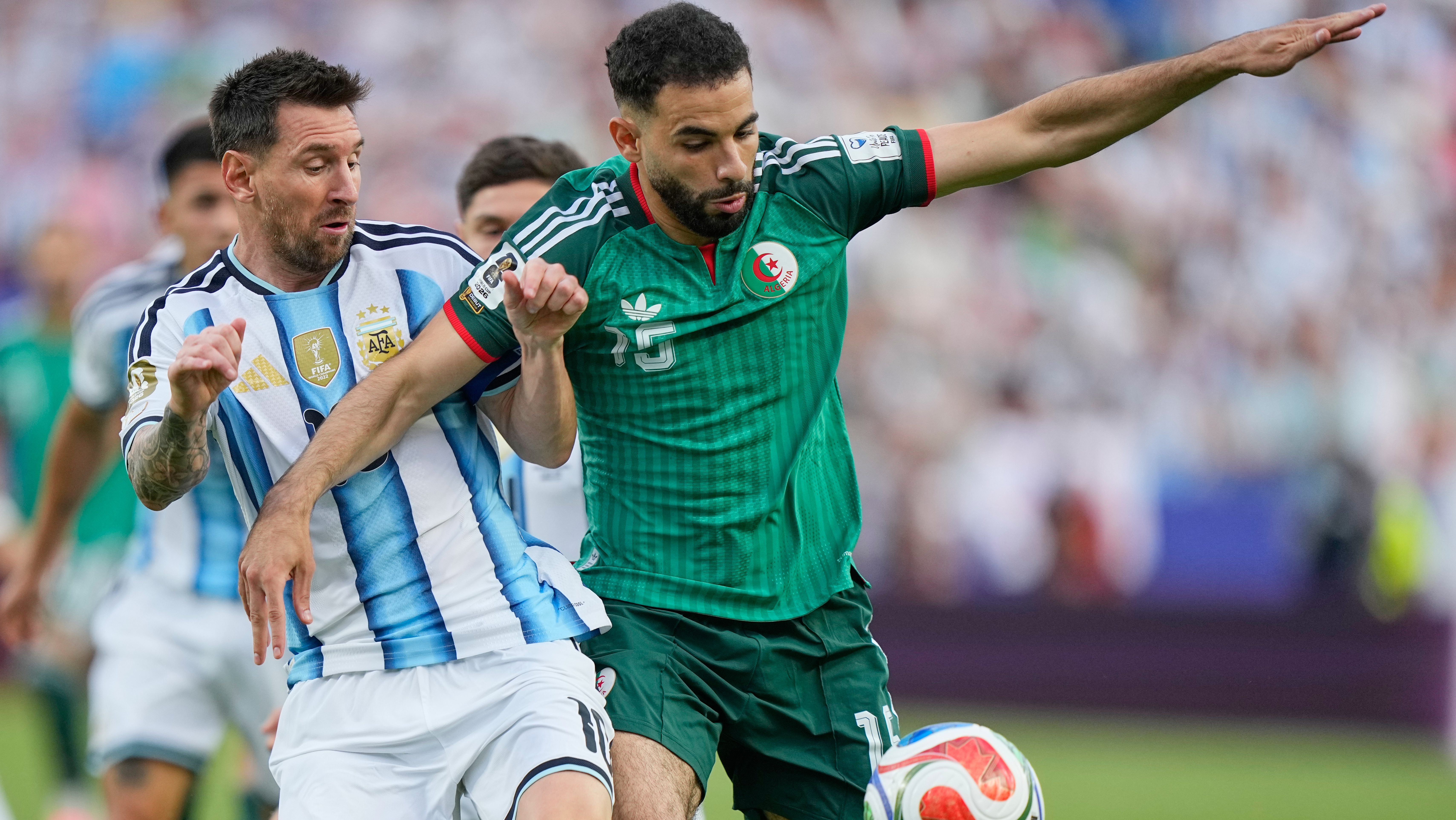 Perdonan a Messi dura y polémica falta que el árbitro y el VAR se negaron a revisar