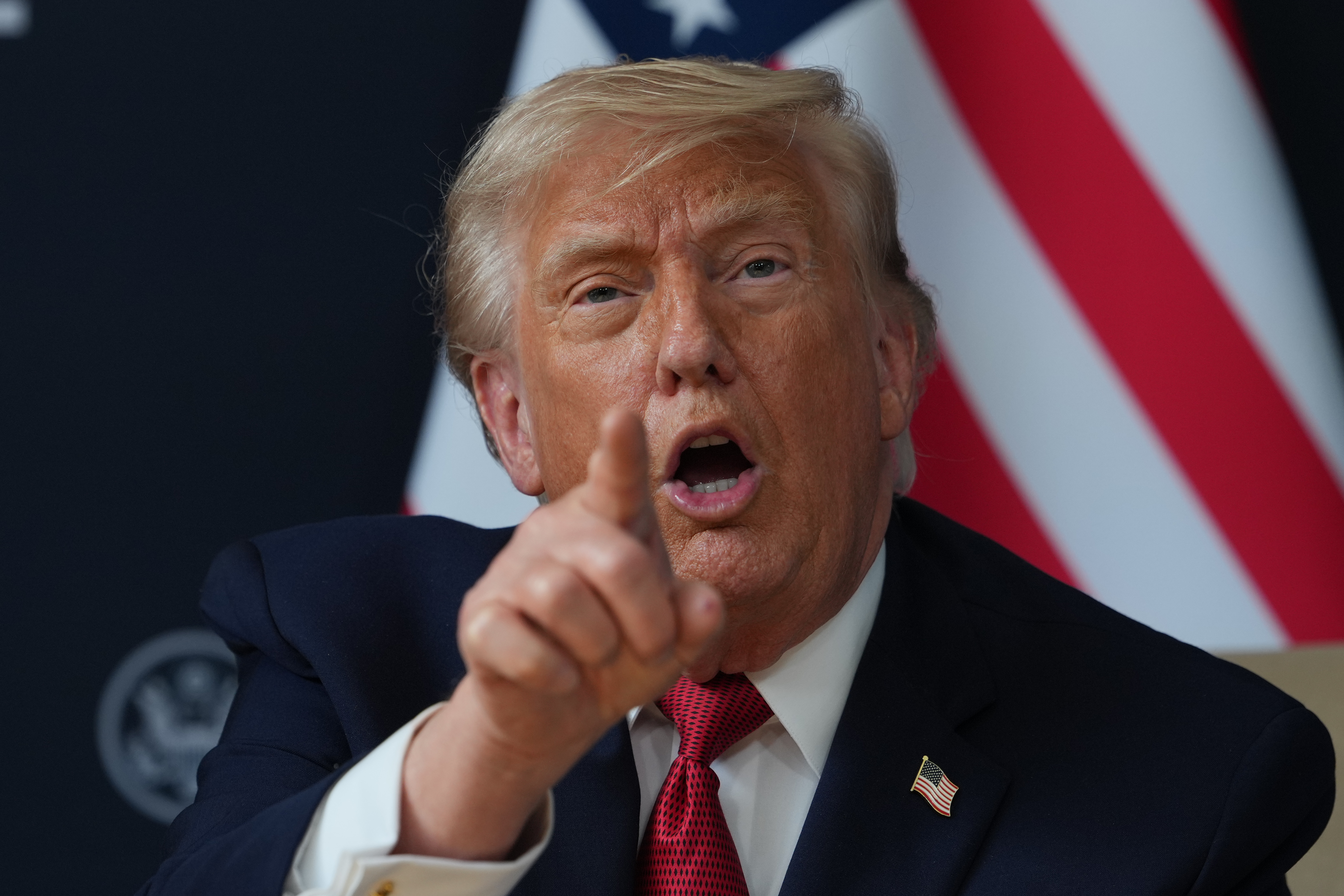 Trump dice que el texto del acuerdo con Irán "no es definitivo" y puede haber "más bombas"