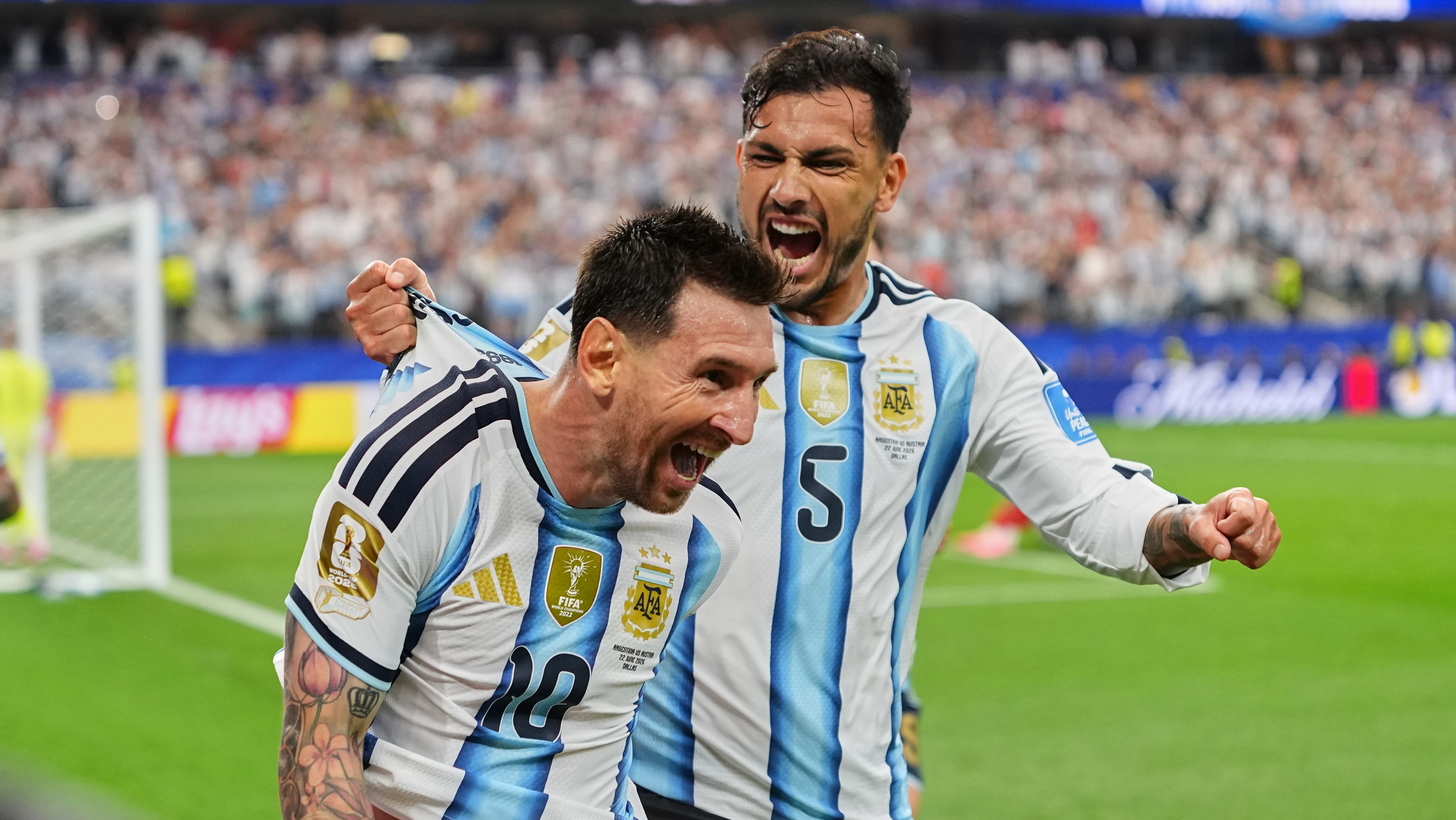 Messi falla penal, pero se reivindica con doblete, hace historia y lleva a Argentina&hellip;