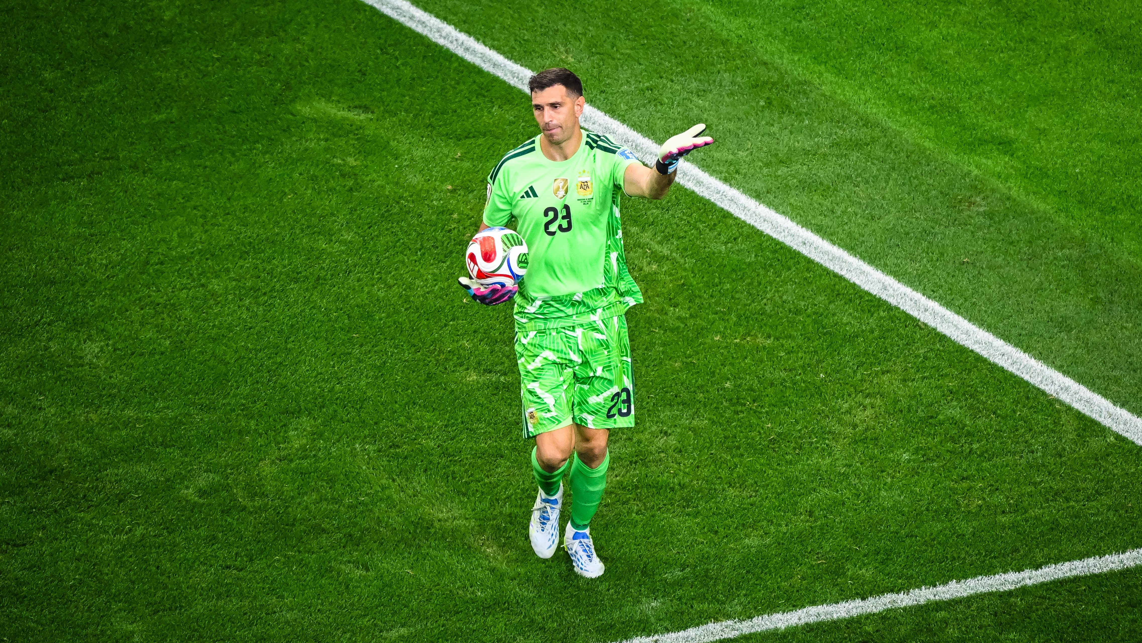 Dibu Martínez lanza aviso antes del duelo ante Cabo Verde: "Podré atajar y entrenar normal"