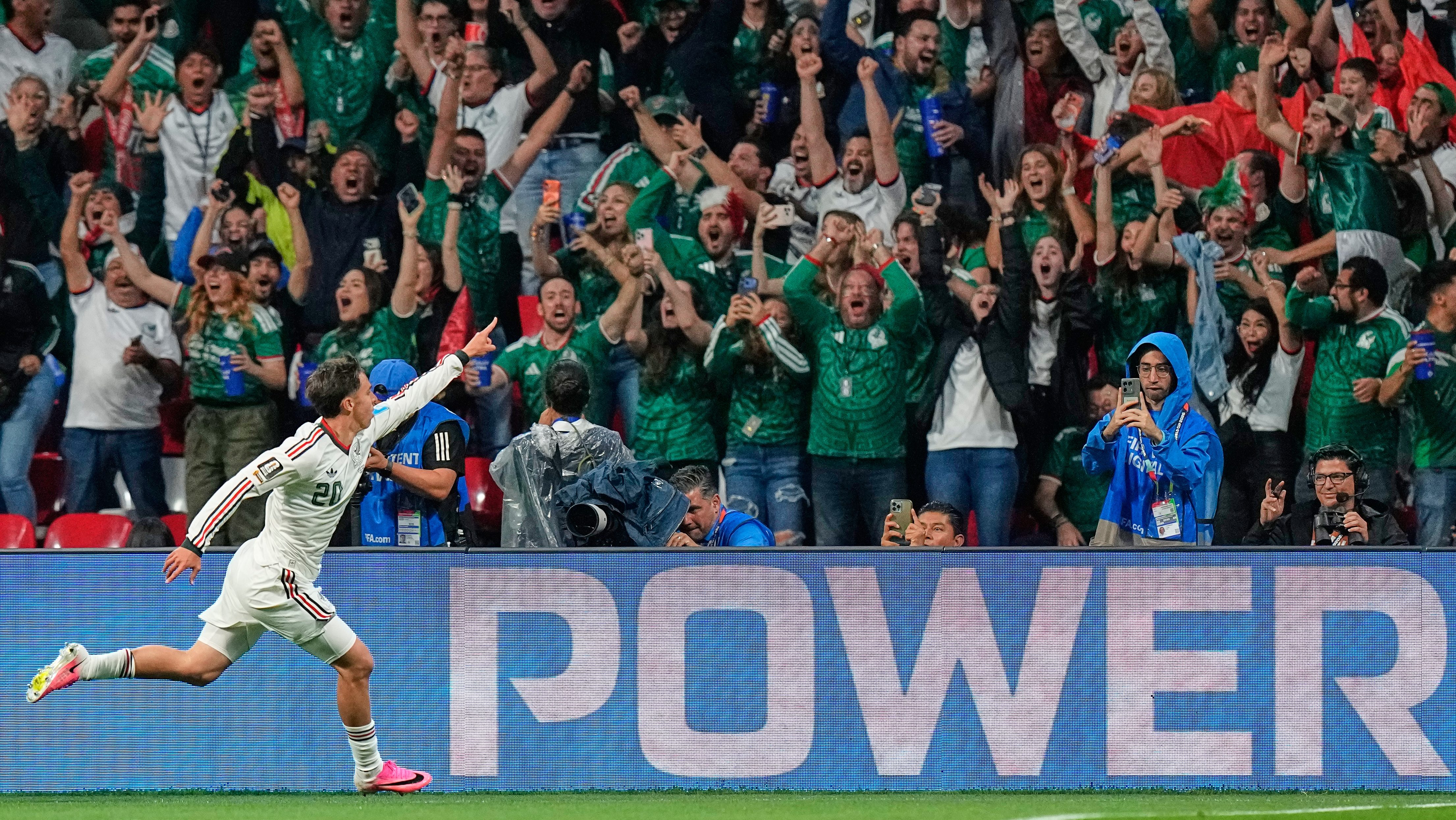 México revierte su historia en los Mundiales en una noche de triunfo y carnaval