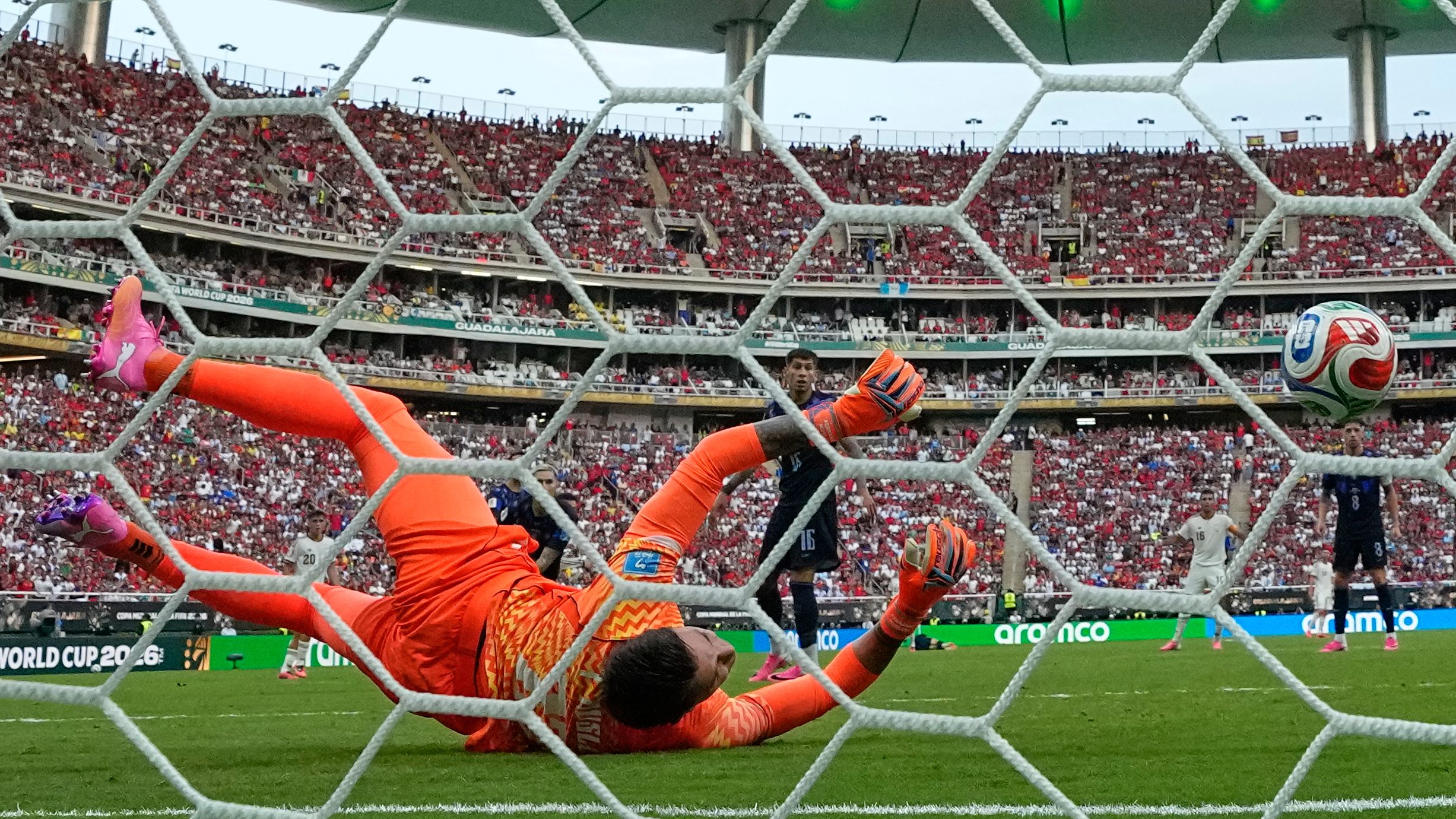 Uruguay, con otro error del portero Muslera, quedó fuera del Mundial al perder con España: 0-1
