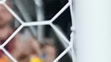 Davinson Sanchez (23) mandó el balón al fondo de la red con un cabezazo, pero el tanto fue anulado.