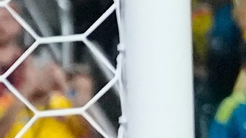 Davinson Sanchez (23) mandó el balón al fondo de la red con un cabezazo, pero el tanto fue anulado.