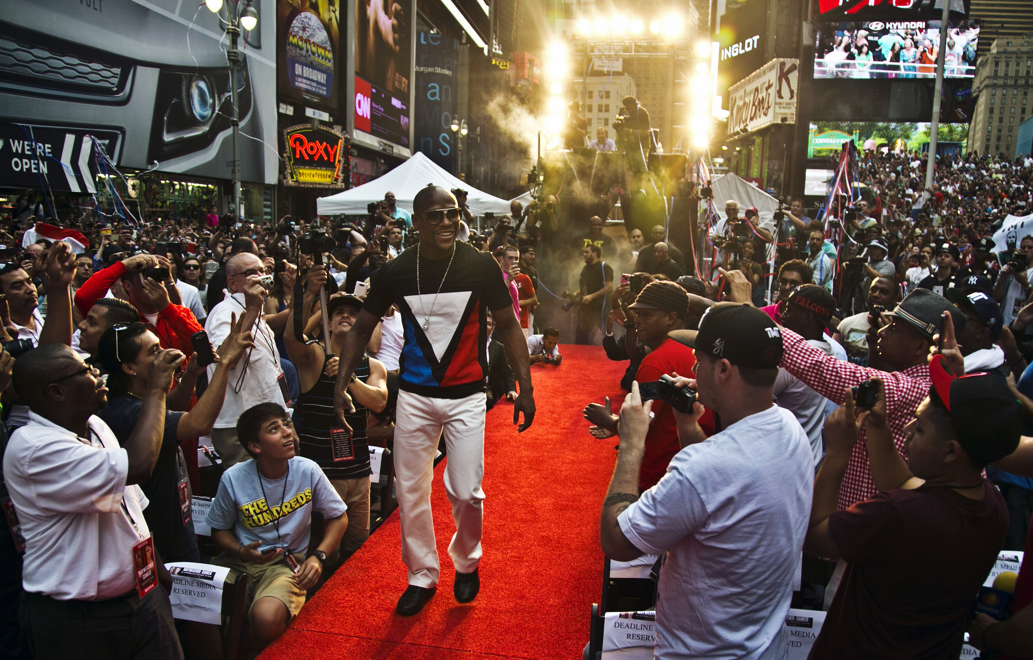 Floyd Mayweather enfrenta demanda millonaria por no firmar las peleas contra Pacquiao y Tyson