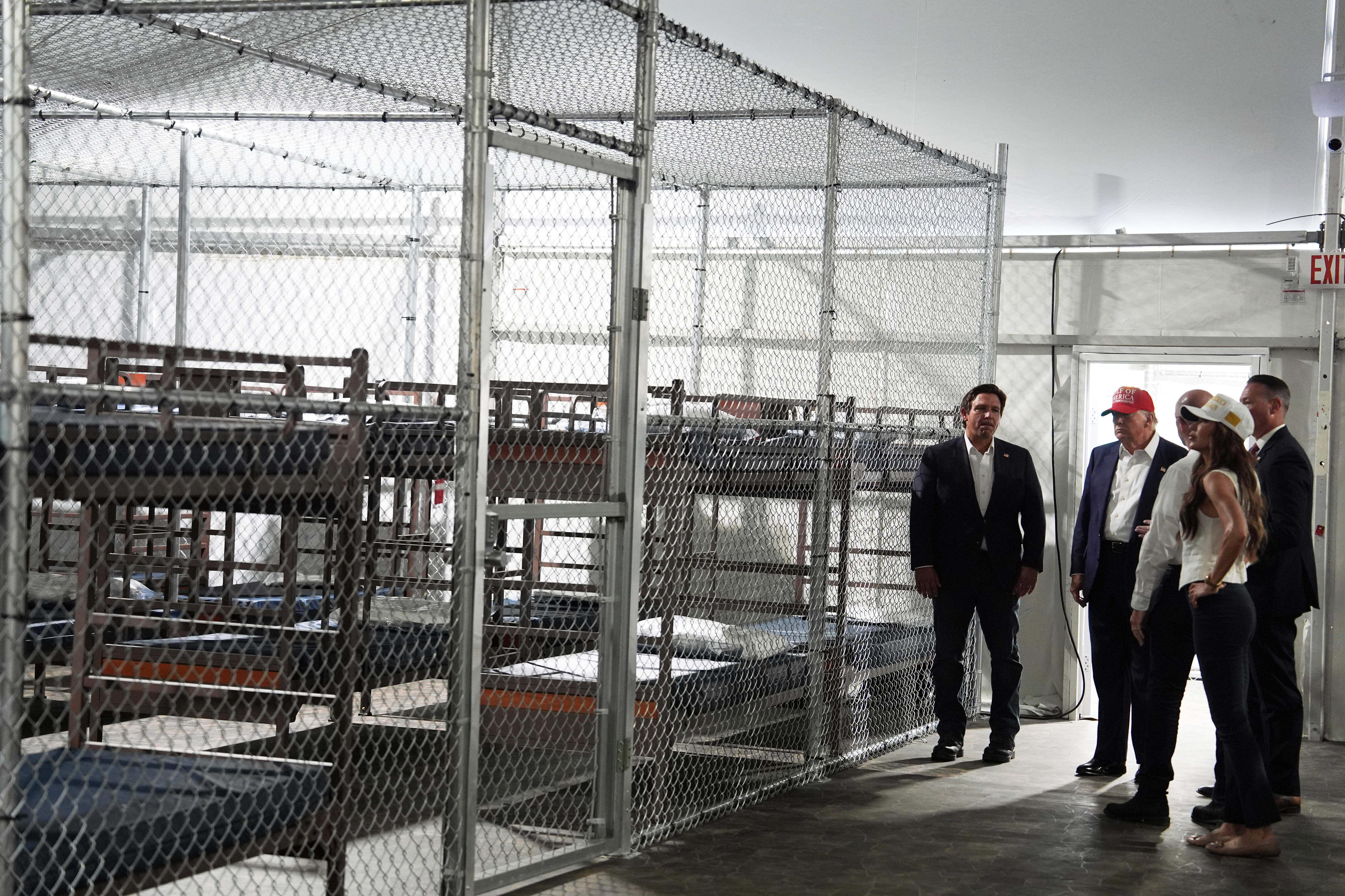 Activistas denuncian falta de transparencia sobre el traslado de migrantes detenidos en “Alligator Alcatraz”
